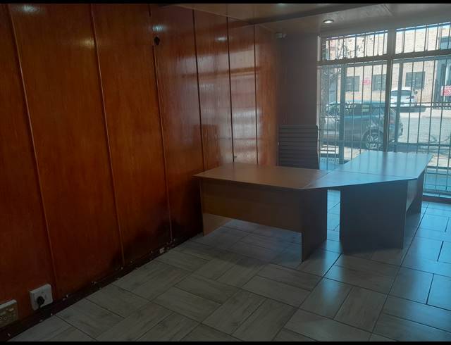 386M² SHOWROOM TO LET IN ALBERTON NORTH